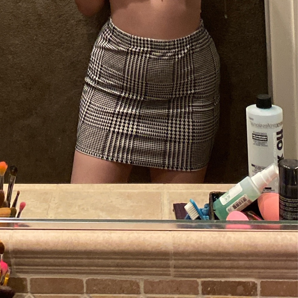 Forever 21 black and white patterned skirt